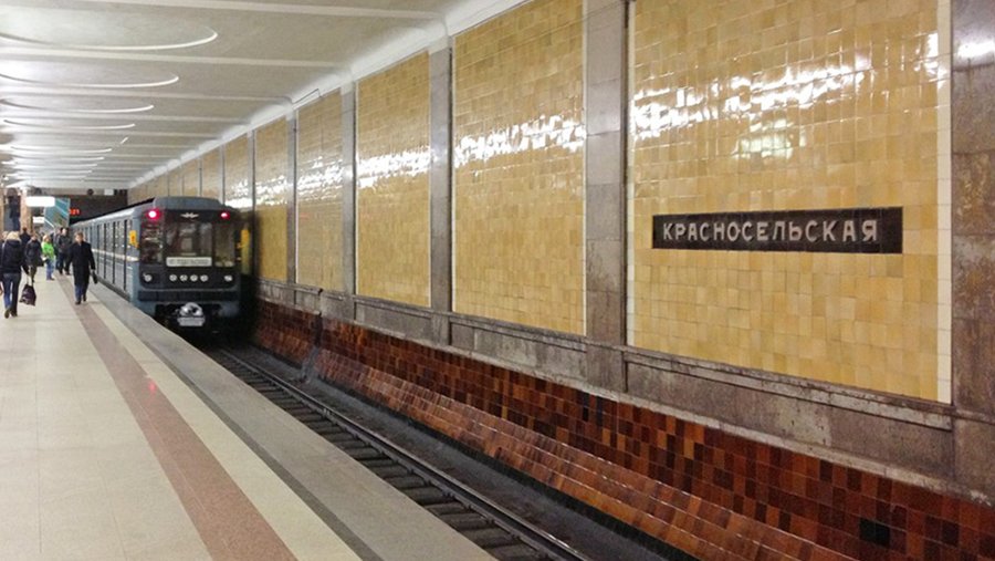 Сеть взорвало видео секса в московском метро (видео)